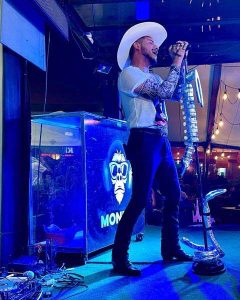 Doble Oficial de Christian Nodal