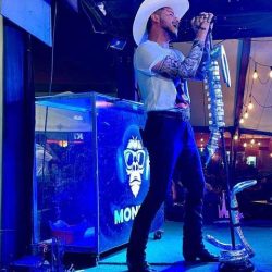 Doble Oficial de Christian Nodal